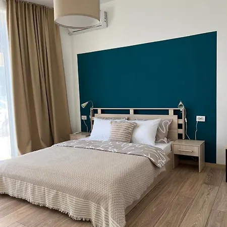 First Line With 1 Free Parking Space, No Balcony, Ground Floor Appartamento *